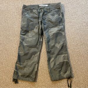 Hollister Camouflage Capri’s size 3 excellent condition green drawstring